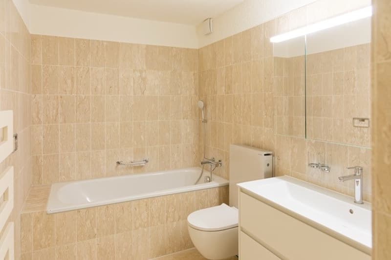 Geräumiges Badezimmer