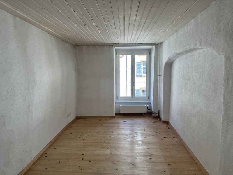 empty room, wooden floor, white walls, white ceiling, window