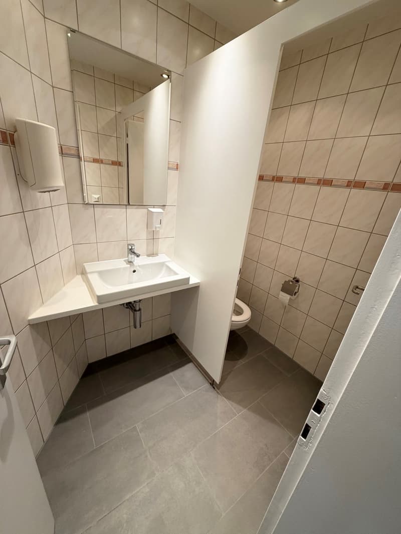 Beautiful commercial space in the center of Neuhausen (6)