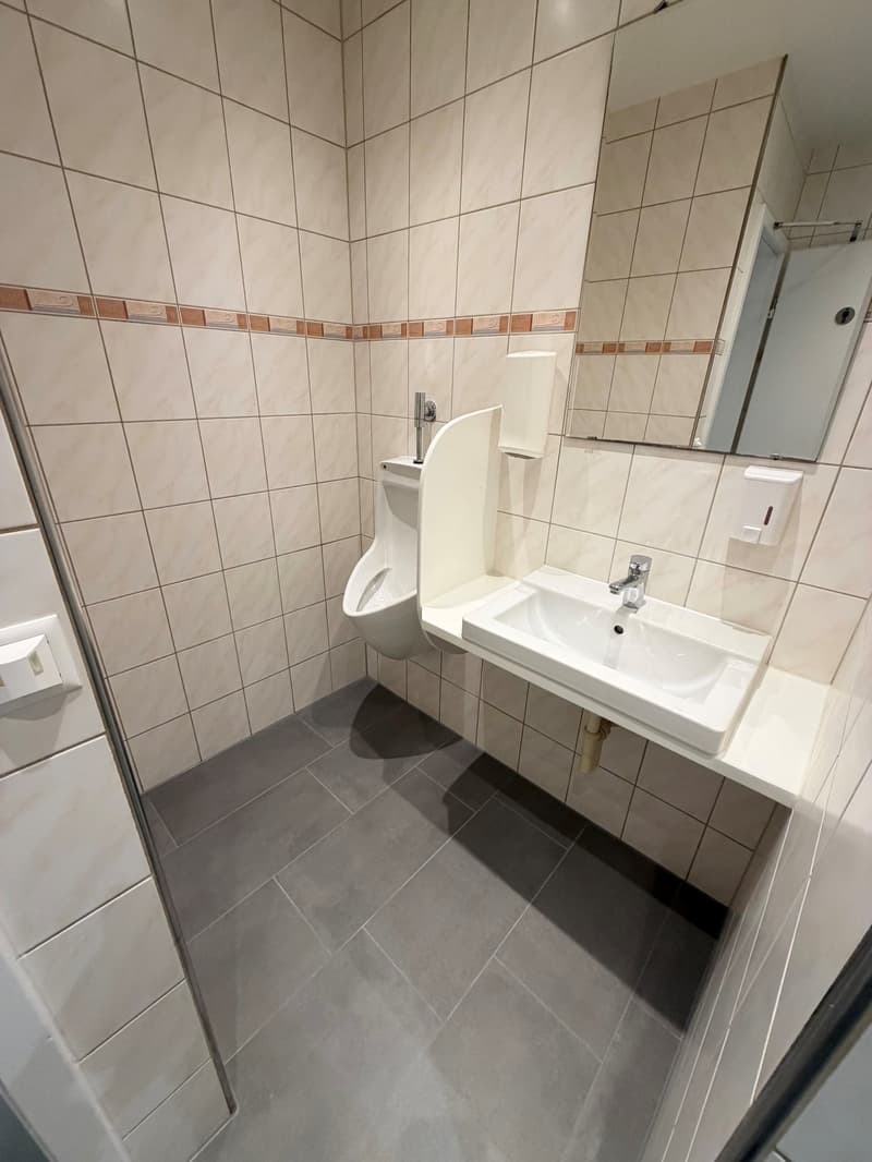 Beautiful commercial space in the center of Neuhausen (8)