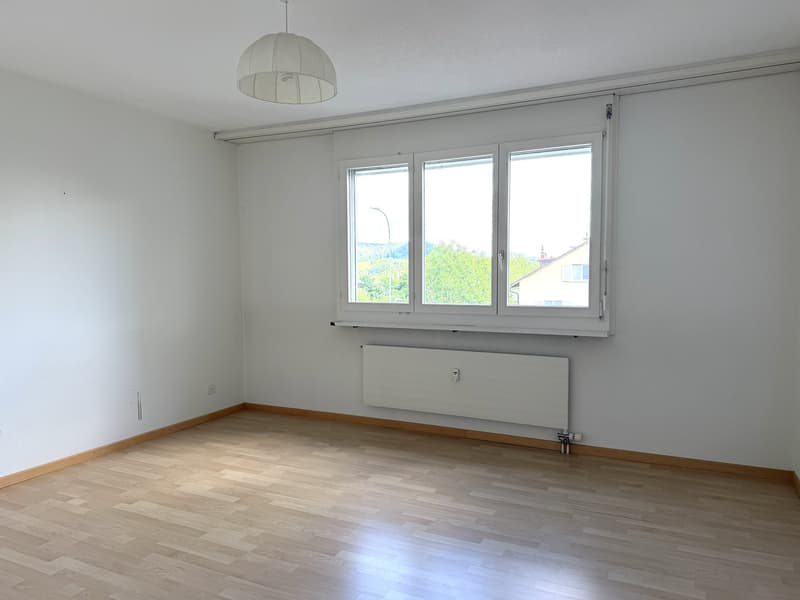 Spacious 3.5-room apartment with balcony and parking space in Neuhausen am Rheinfall (8)