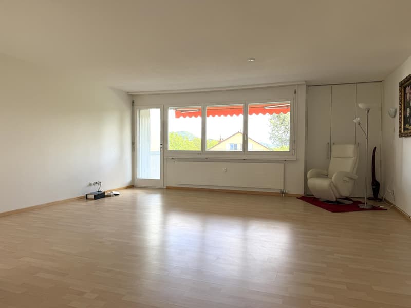 Spacious 3.5-room apartment with balcony and parking space in Neuhausen am Rheinfall (3)