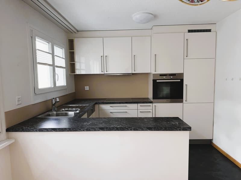Spacious 3.5-room apartment with balcony and parking space in Neuhausen am Rheinfall (5)