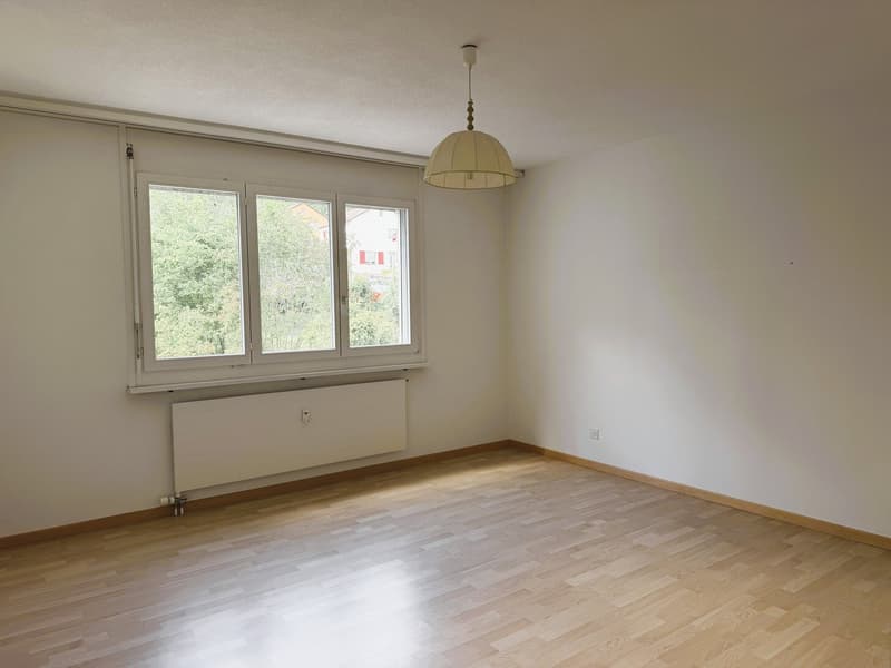 Spacious 3.5-room apartment with balcony and parking space in Neuhausen am Rheinfall (10)