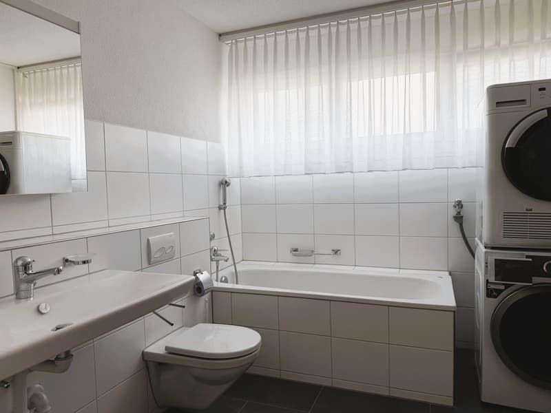Spacious 3.5-room apartment with balcony and parking space in Neuhausen am Rheinfall (9)