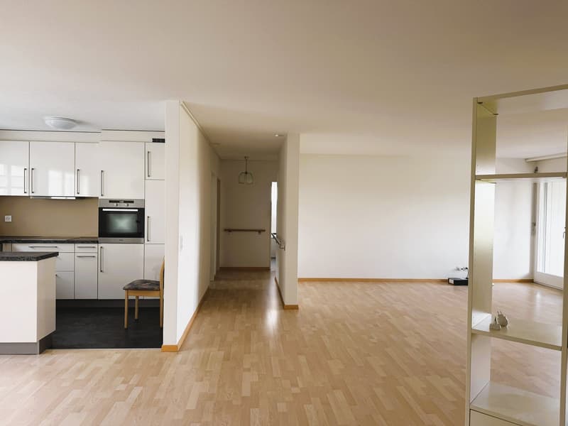Spacious 3.5-room apartment with balcony and parking space in Neuhausen am Rheinfall (4)
