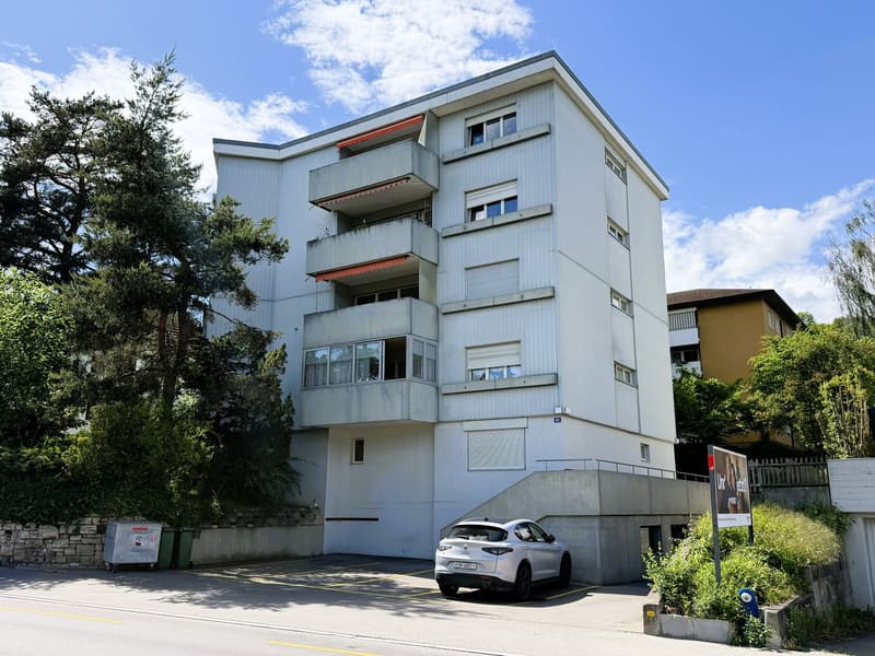 Spacious 3.5-room apartment with balcony and parking space in Neuhausen am Rheinfall (1)