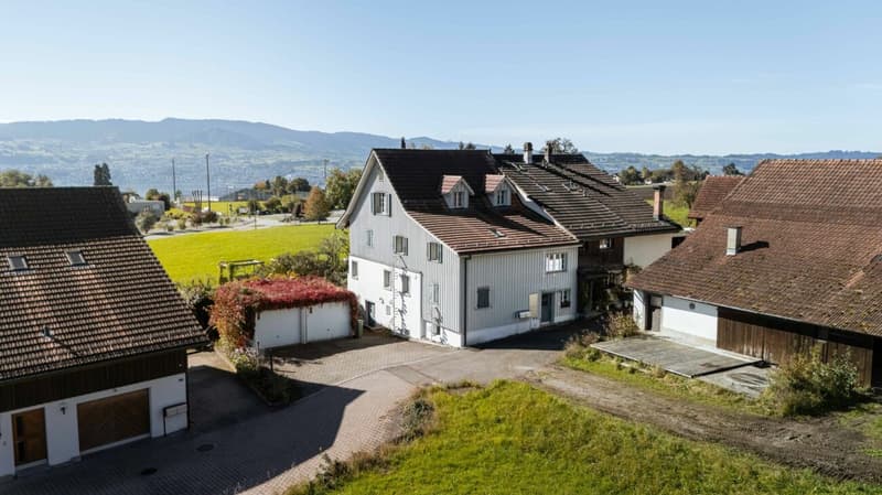 Cozy apartment with unique charm (2)