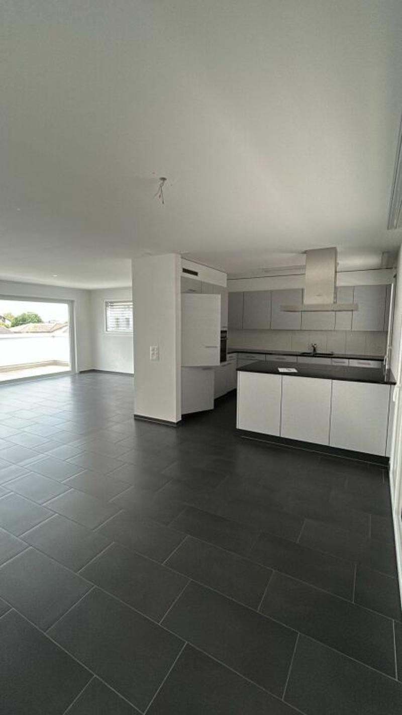 Top-gepflegte, moderne 3.5 Zi.-Dachwohnung im Dorfzentrum (2)