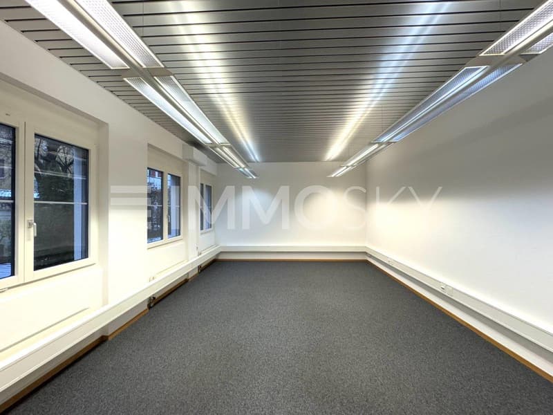 Lichtdurchflutetes Konferenz- oder Schulungsraum