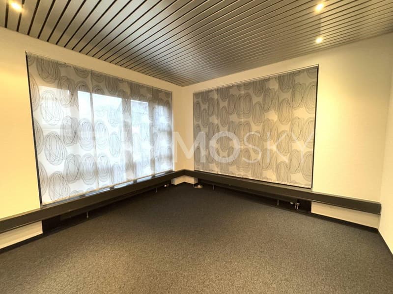 Büro mit grossen Fensterfronten
