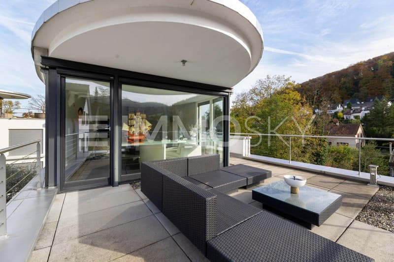 Die sonnige Dachterrasse verwöhnt mit einer traumhaften Aussicht und lädt zum Verweilen ein
