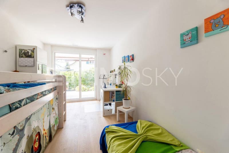 Kinderzimmer mit Zugang zur Terrasse