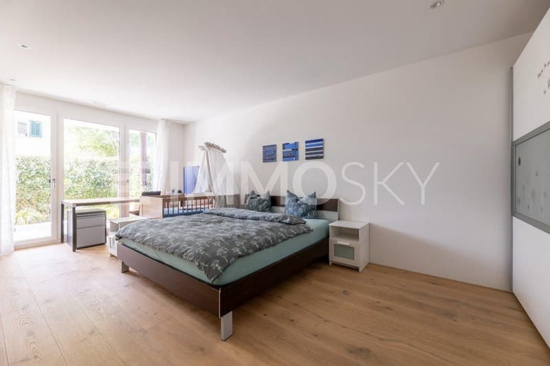 Grosszügiges Elternschlafzimmer mit Zugang zur Terrasse