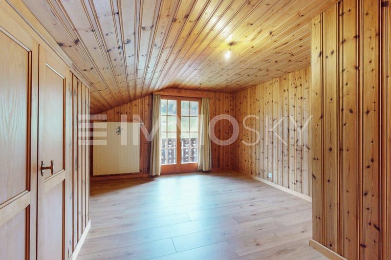 Chambre avec rangement muraux