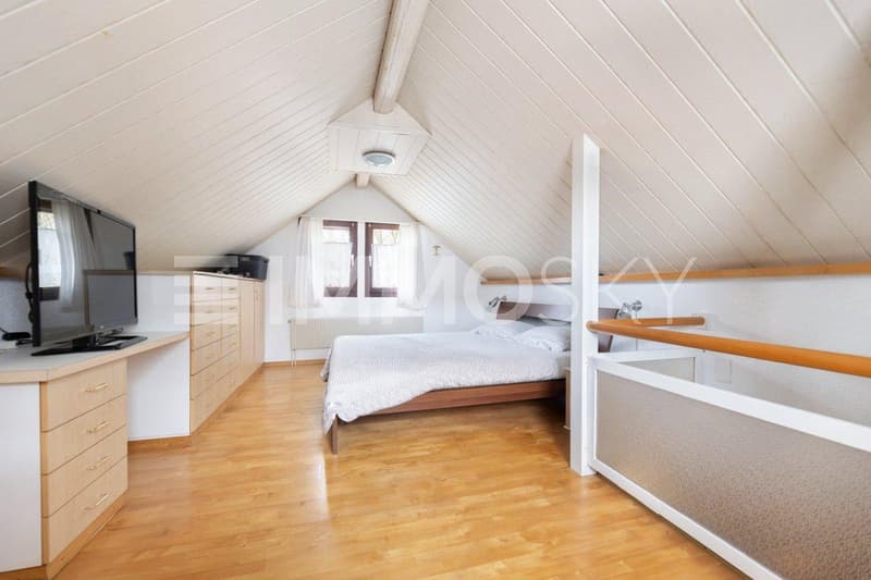 Lichtdurchflutetes Dachzimmer