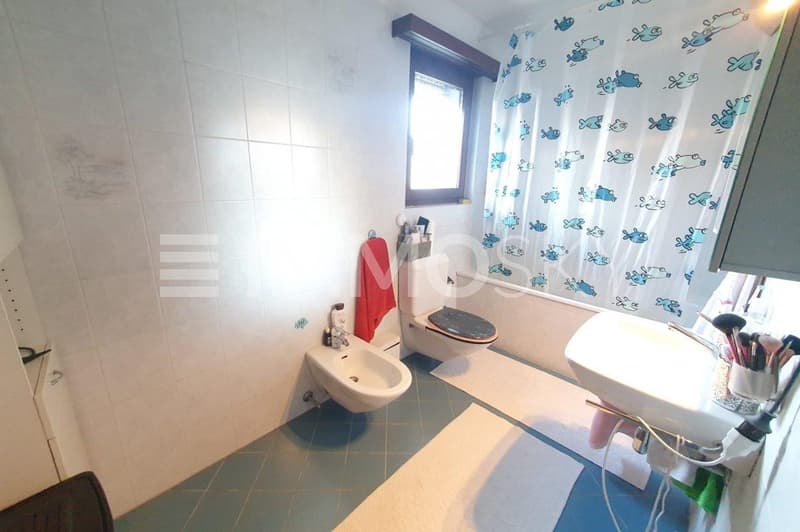 Bagno principale con vasca e finiture di qualità