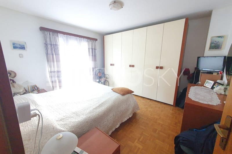 Camera padronale con parquet e luce naturale