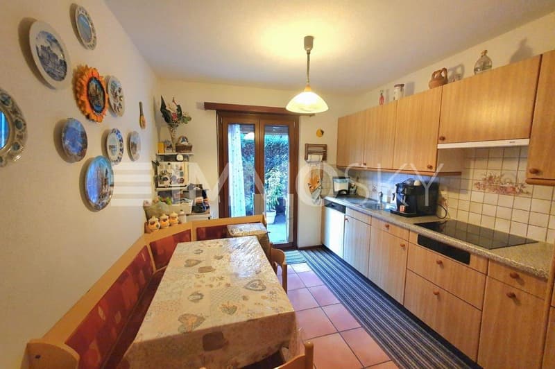 Cucina abitabile con uscita sul giardino
