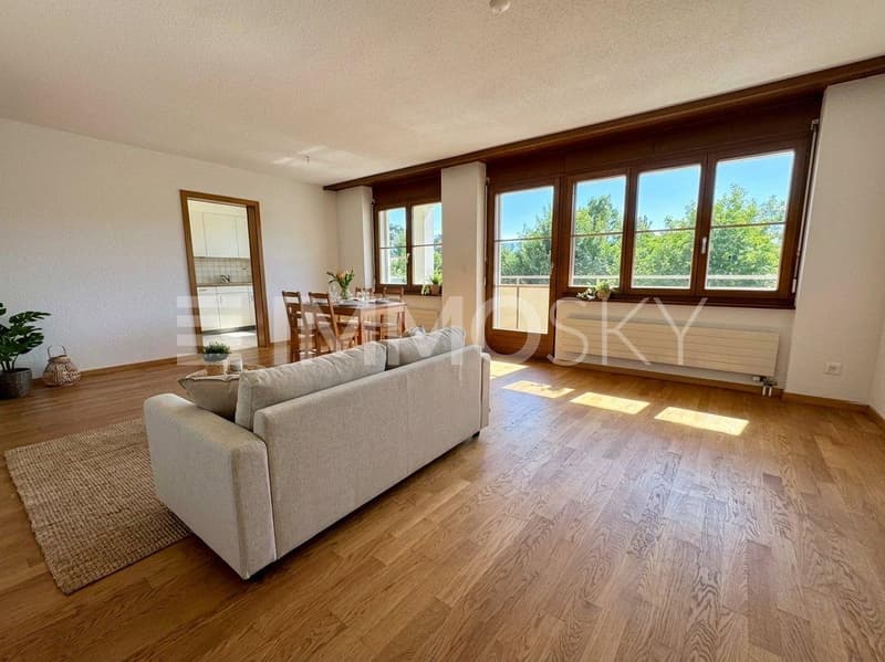 Wohnbereich mit Ausgang zum Balkon