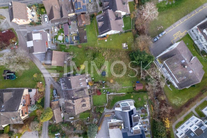 Das Grundstück wird mit einer kleinen Strasse erschlossen (Kosten CHF 32'500.--)