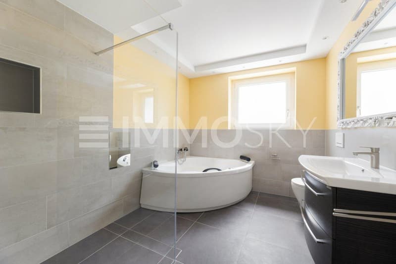 Wellness im Alltag - exklusive Eleganz im Bad mit runder Wanne und Dusche