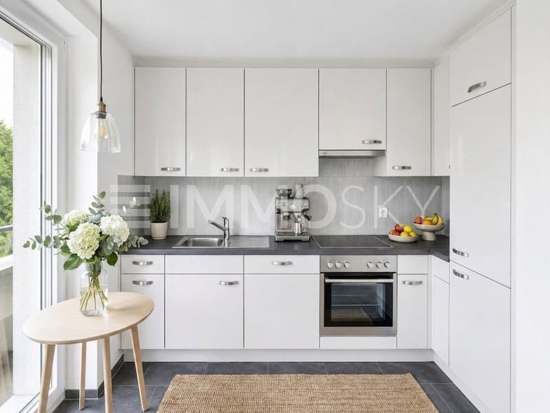 Moderne Küche mit direktem Balkonzugang