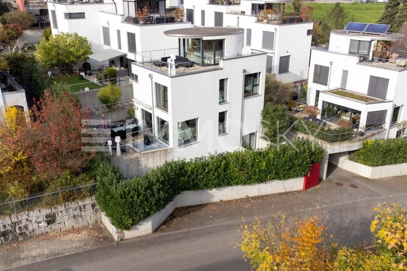 Das Haus beeindruckt bereits von aussen mit seiner imposanten Erscheinung