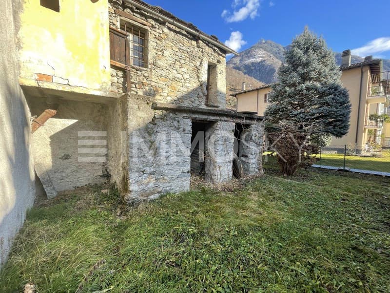 Facciata ovest con giardino
