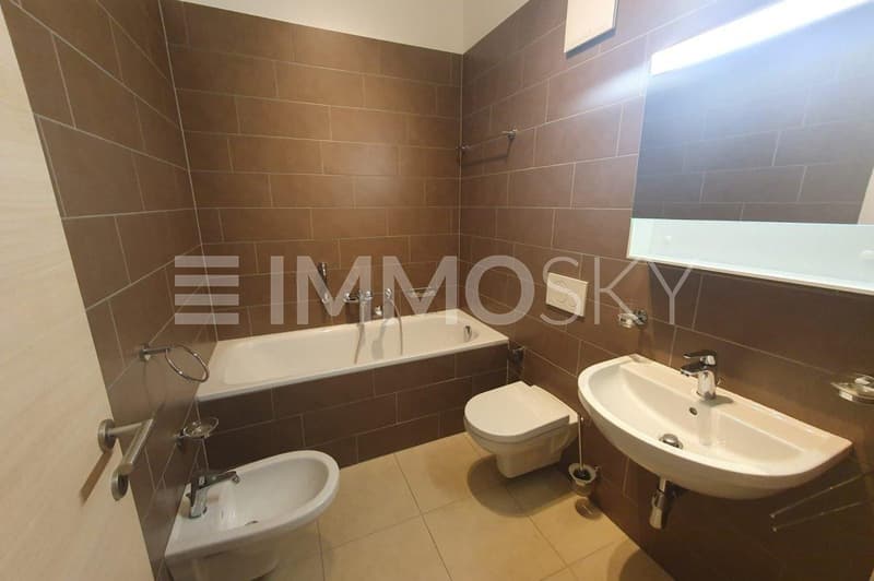 Bagno elegante con vasca