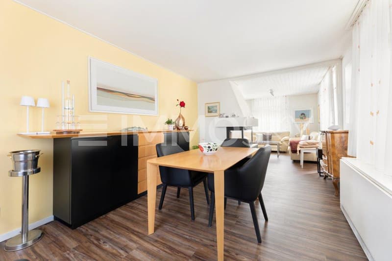 Essbereich mit Blick ins Wohnzimmer