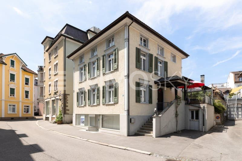 Aussenansicht der Liegenschaft mit Terrasse