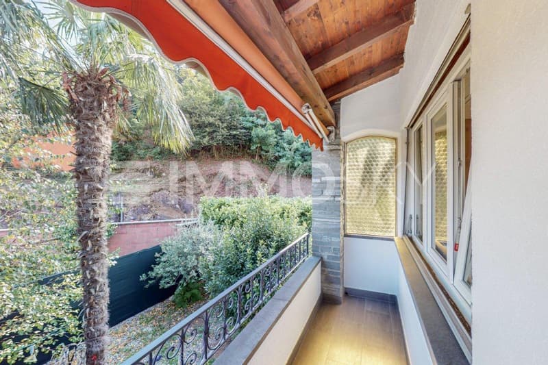 Balcone coperto con vista sul verde