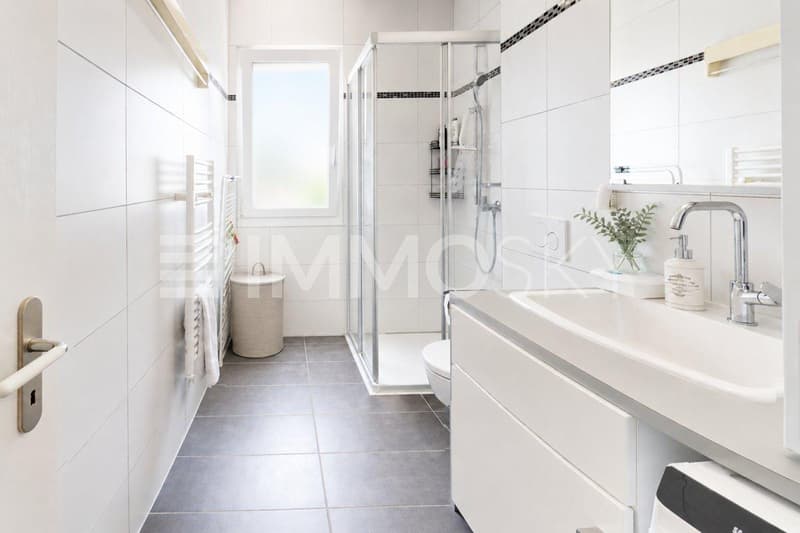 Salle de douche avec espace buanderie