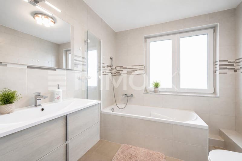 Belle salle de bains avec lumière naturelle