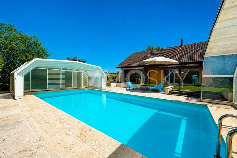Agréable piscine extérieure couverte
