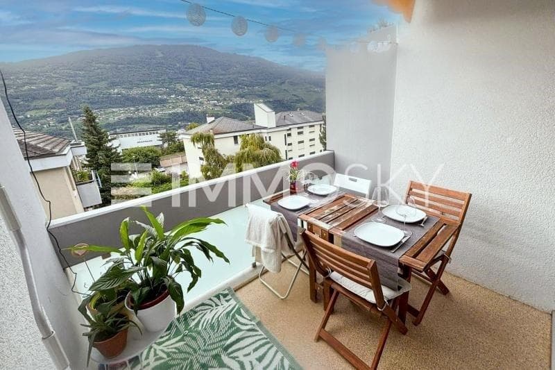 Joli balcon avec vue sur les montagnes