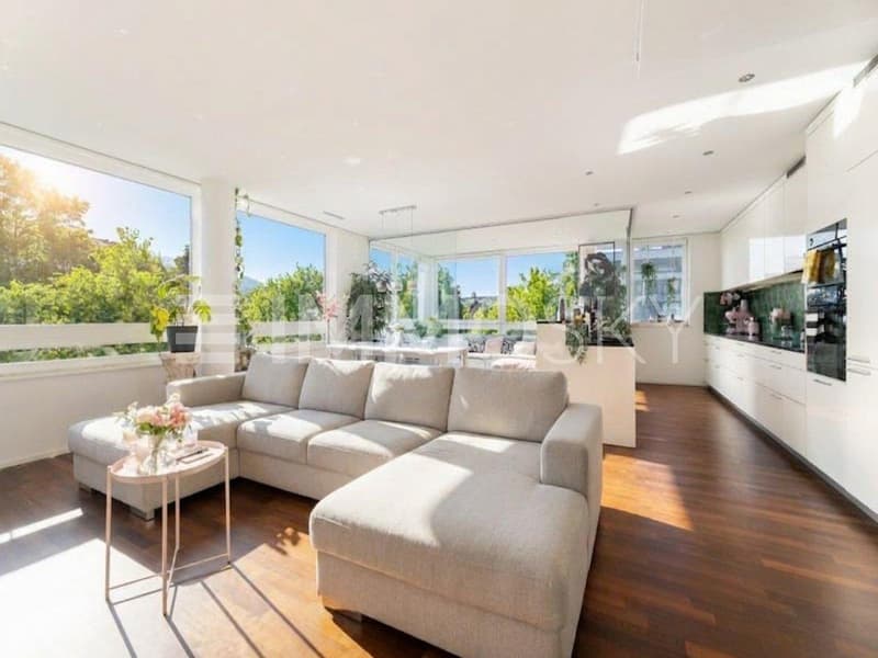 Heller Wohn-Essbereich mit Loggia