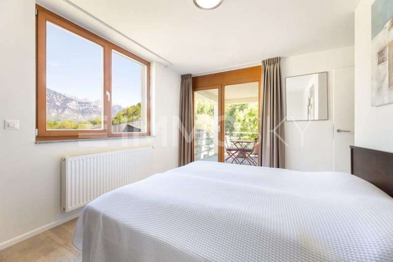 Lichtdurchflutes Schlafzimmer mit Balkonzugang
