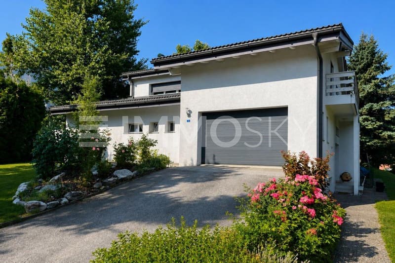 Villa avec entrée florale