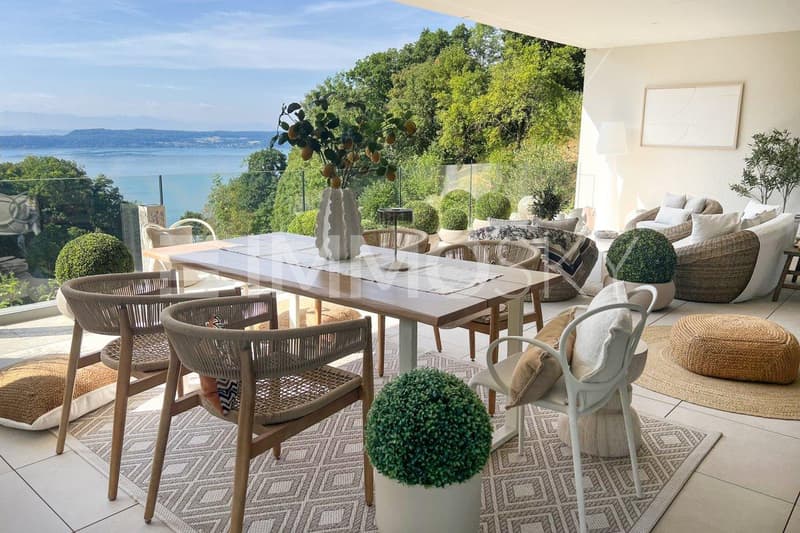 Terrasse avec vue sur le lac