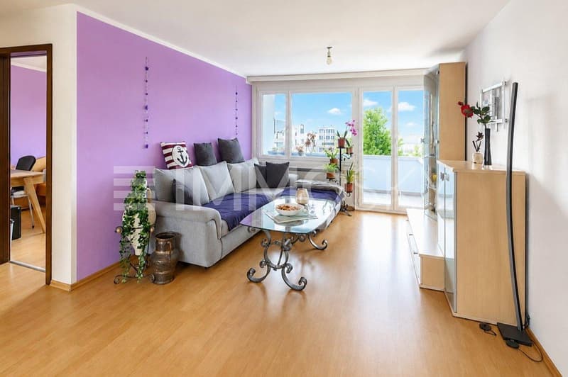 Offenes, lichtdurchflutes Wohnzimmer