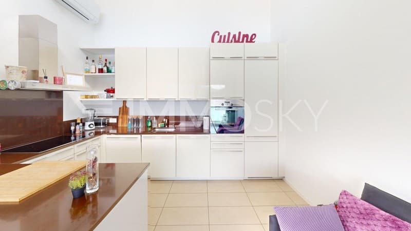Cucina moderna con isola centrale