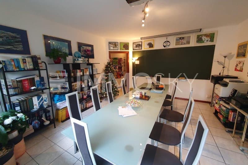 Spazio versatile per ufficio o studio creativo