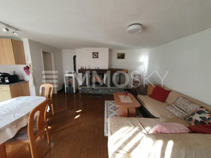 Sala con cucina e camino
