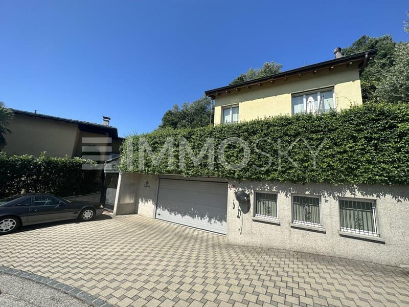 Ampio garage e posti auto esterni