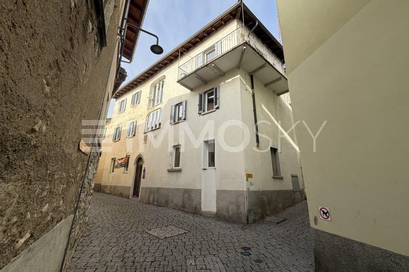 Vista esterna Palazzina storica nel nucleo di Besazio