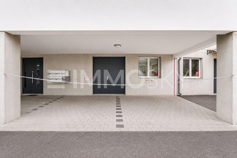Zwei gedeckte Aussenparkplätze
