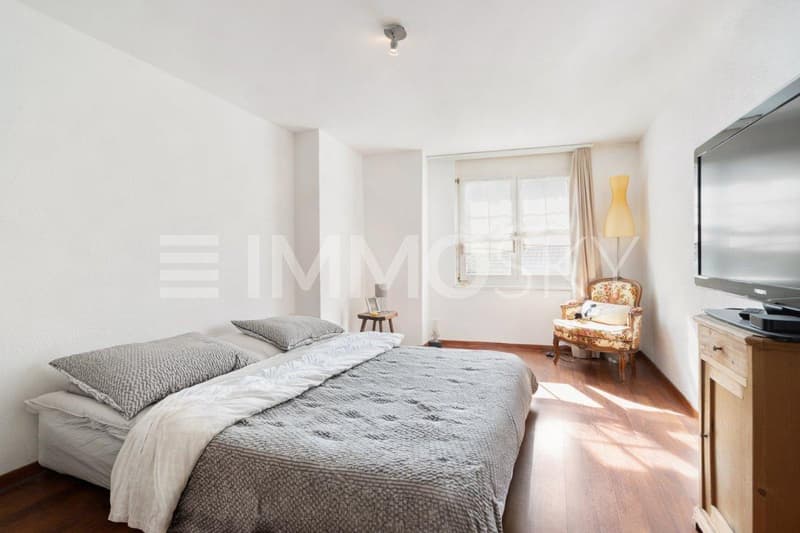 Freundliches Schlafzimmer mit Tageslicht