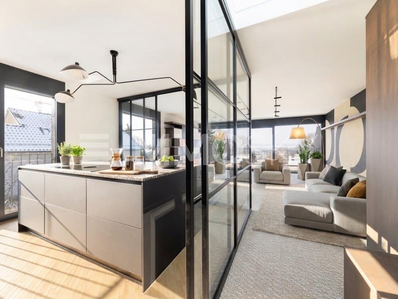 Designküche mit Glasfront harmonisch ins Wohnzimmer integriert